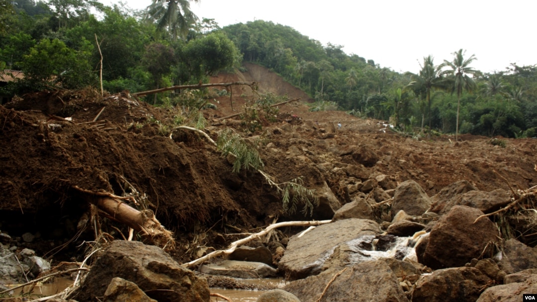 Dinding bukit yang longsor menerjang perkampungan di Purworejo (Foto: VOA/Nurhadi)