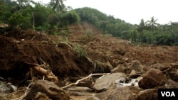 Dinding bukit yang longsor menerjang perkampungan di Purworejo (Foto: VOA/Nurhadi)