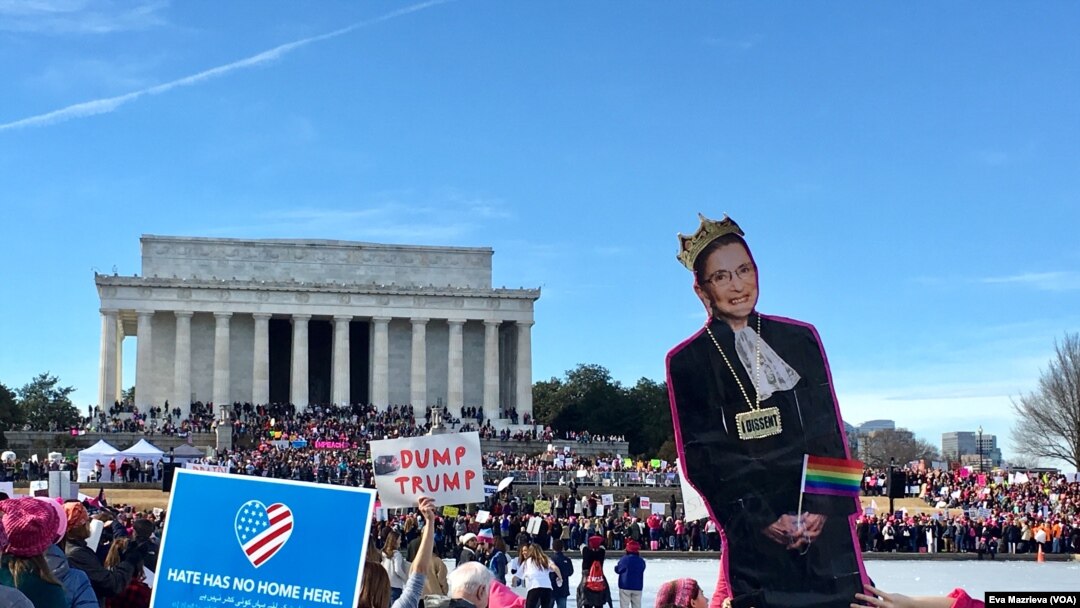 Ribuan orang, terutama perempuan, memadati Reflecting Pool, di Washington D.C., Sabtu (20/1), untuk mengikuti “Women’s March,” aksi tahunan untuk menyuarakan kesetaraan gender dan berbagi isu lainnya. (VOA/Eva Mazrieva)