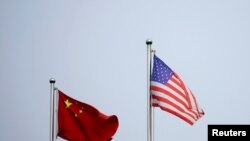 미-중 기후변화 회의가 열린 중국 상하이에 미국과 중국 국기가 걸려있다