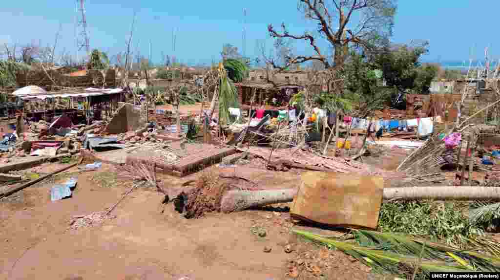 Edifícios parcialmente destruídos depois de o ciclone Chido ter atingido&nbsp; o distrito de Mecufi, província de Cabo Delgado, Moçambique, a 16 de dezembro de 2024, nesta captura de ecrã retirada de um vídeo de um drone.