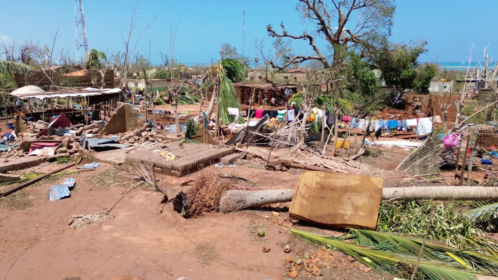 Edifícios parcialmente destruídos depois de o ciclone Chido ter atingido&nbsp; o distrito de Mecufi, província de Cabo Delgado, Moçambique, a 16 de dezembro de 2024, nesta captura de ecrã retirada de um vídeo de um drone.
