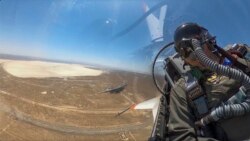 Командувач ВПС США Френк Кендалл у кабіні експериментального автономного літака X-62A VISTA на базі винищувача F-16, база Едвардс, Каліфорнія, 2 травня 2024. United States Air Force Photo via AP