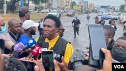 Venâncio Mondlane fala a jornalistas na praça da OMM em Maputo. 21 de outubro 