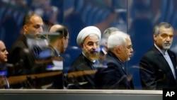 Presiden Iran Hassan Rouhani (tengah) bersama Menlu Iran Mohammad Javad Zarif (dua dari kanan) seusai memberikan sambutannya di hadapan Sidang Majelis Umum PBB, 25 September 2014 (Foto: dok).