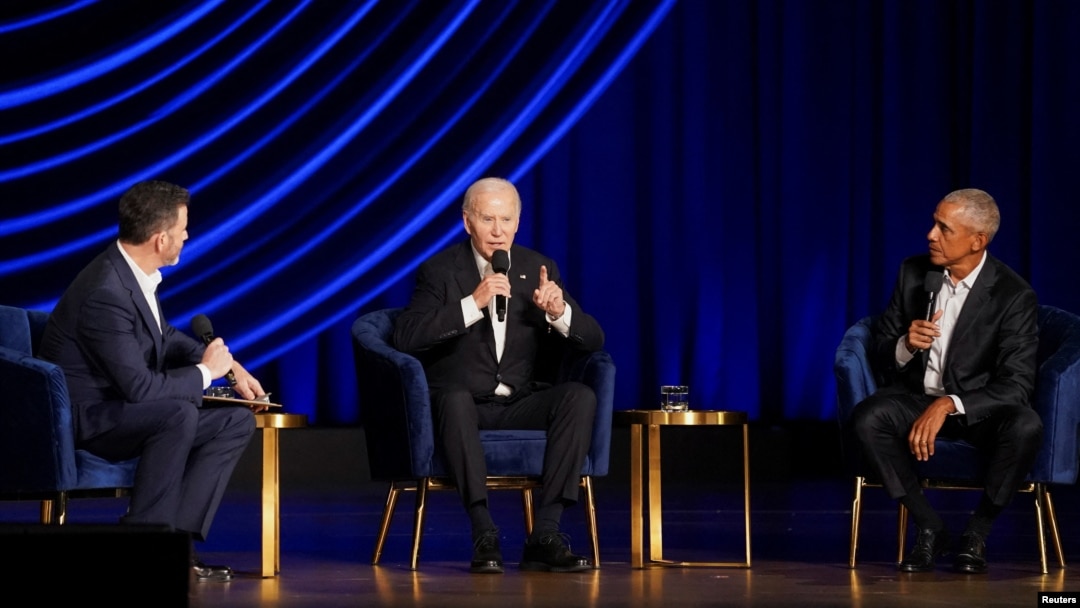 Tổng thống Hoa Kỳ Joe Biden (giữa) tham gia chương trình trò chuyện đêm khuya với người dẫn Jimmy Kimmel (trái) và với cựu Tổng thống Hoa Kỳ Barack Obama trong buổi gây quỹ cho chiến dịch tranh cử ở Los Angeles, bang California, ngày 15/6/2024.
