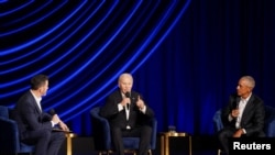 Presiden AS Joe Biden (tengah) berpartisipasi dalam acara penggalangan dana kampanye untuknya di Hollywood bersama mantan Presiden Barack Obama (kanan) dan pembawa acara Jimmy Kimmel di Peacock Theater, Los Angeles, pada 15 Juni 2024. (Foto: Reuters/Kevin Lamarque)