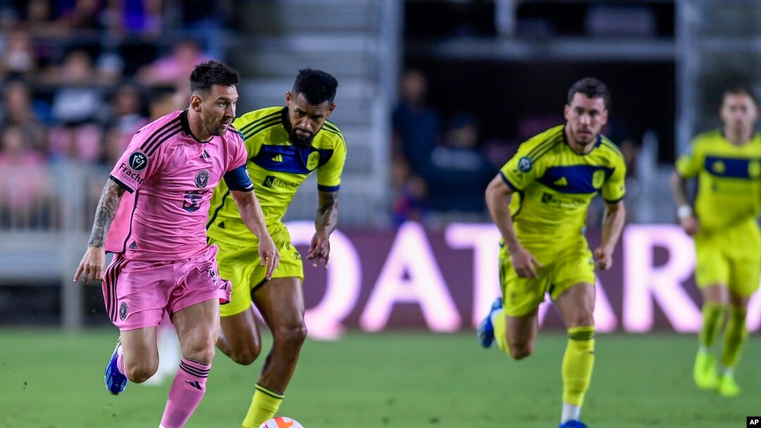 Lionel Messi del Inter Miami avanza con el balón en el partido contra Nashville SC por los octavos de final de la Copa de Campeones de la CONCACAF, el miércoles 13 de marzo de 2024, en Fort Lauderdale, Florida.