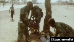 Des militaires bastonnent un homme au Zimbabwe, 20 janvier 2010.