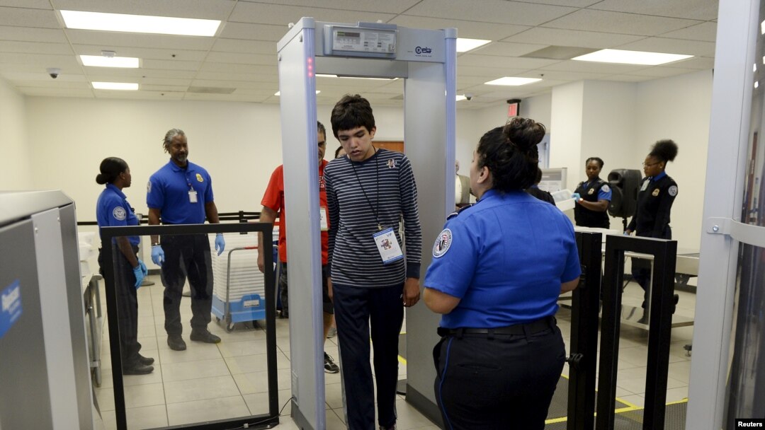 Pemeriksaan penumpang American Airlines dengan detektor logam di bandara Los Angeles, California.