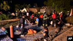 Rescue workers tend to the injured at the site of a train derailment in Yilan county, northeastern Taiwan on Sunday, Oct. 21, 2018. 