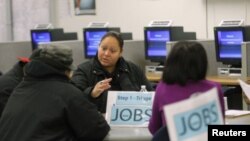 Una trabajadora social da asesoría a personas sin trabajo en un centro de empleos en San Francisco, California.