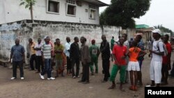 Des habitants sont dans la rue à Kinshasa, le 30 décembre 2013. 