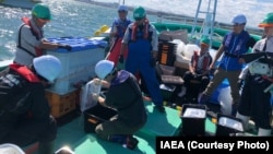 资料照片：2024年10月15日，来自中国、韩国和瑞士的专家参加了福岛第一核电站附近沿海进行水样采集。