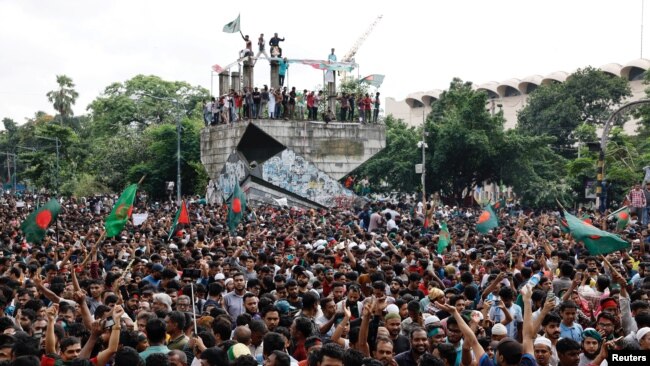 مظاهره کوونکي‌د بنګله دېش په پلازمینه ډهاکه چې د صدراعظمې شیخ حسینې له واک څخه لیرې کېدل نمانځي.