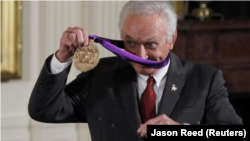 La leyenda de la música country Mel Tillis con la Medalla Nacional de las Artes otorgado por el presidente estadounidense Barack Obama durante una ceremonia en el Salón Este de la Casa Blanca en Washington, 13 de febrero de 2012.