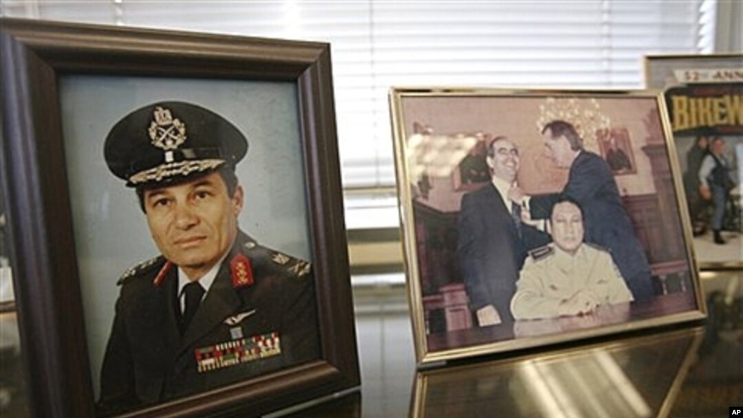 Framed photos of Gen. Manuel Antonio Noriega in the office of attorney Frank Rubino, Dec. 2008 (file photo).