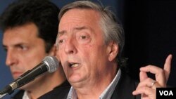 El ex-presidente Nestor Kirchner asumió como nuevo diputado nacional generando tensiones en el Congreso argentino.
