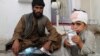 Un niño lesionado en un mortal ataque a un mercado aparece sentado en un hospital en la provincia afgana de Helman en junio de 2020.