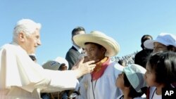 Pope Benedict XVI blesses a young Mexican boy as he arrives in Leon, March 23, 2012. 