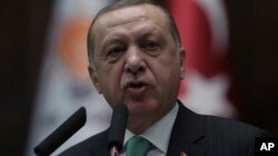 Presiden Turki Recep Tayyip Erdogan berbicara di depan parlemen di Ankara, memperingatkan bahwa Turki tak akan membiarkan eksplorasi gas sepihak oleh Yunani, Siprus, dan perusahan internasional. 