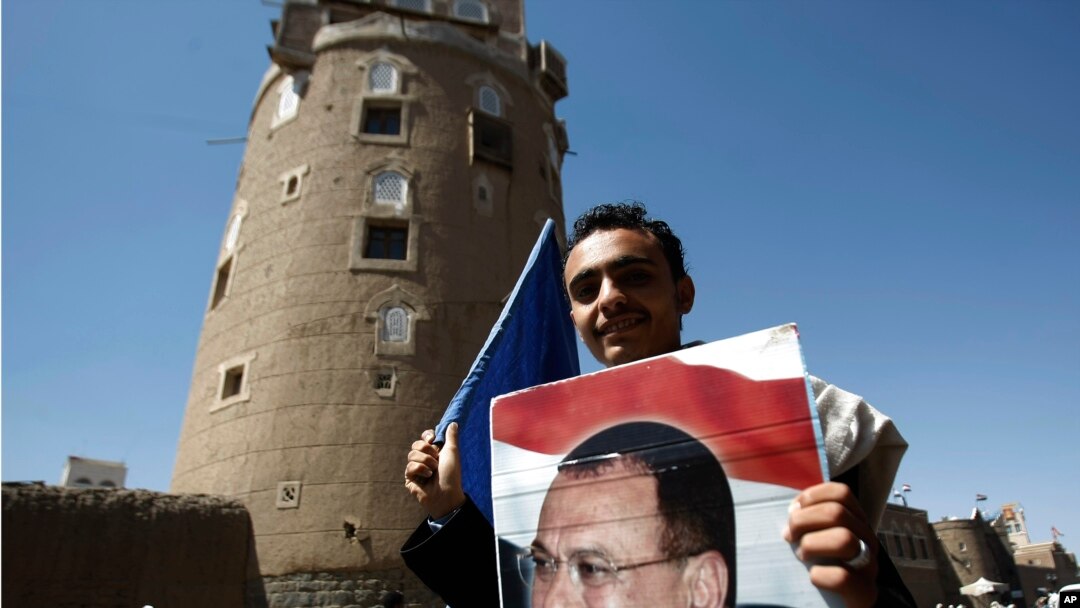 Pendukung Presiden Yaman tersingkir, Ali Abdullah Saleh membawa poster fotonya dalam sebuah demonstrasi di Sanaa, 7 November 2014.