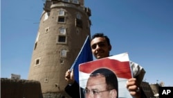 Pendukung Presiden Yaman tersingkir, Ali Abdullah Saleh membawa poster fotonya dalam sebuah demonstrasi di Sanaa, 7 November 2014.