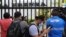 Periodistas dan cobertura al allanamiento del diario La Prensa en Nicaragua. [Foto: Archivo VOA]