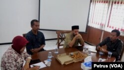 Perwakilan warga Syiah Sampang, Iklil Almilal (dua kiri) saat berada di Pusat Studi Hukum dan HAM Fakultas Hukum Unair (Foto: VOA/Petrus Riski).