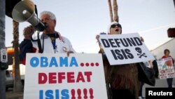 Protesta en San Bernardino, California, contra la respuesta del gobierno estadounidense a las amenazas del Estado islámico.