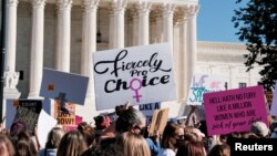 Aktivis Women's March berpartisipasi dalam protes nasional menentang keputusan Presiden AS Donald Trump untuk mengisi kursi di Mahkamah Agung yang ditinggalkan oleh almarhum Hakim Ruth Bader Ginsburg sebelum pemilihan 2020, di Washington, AS, 17 Oktober 2020. (Foto: Reuters)