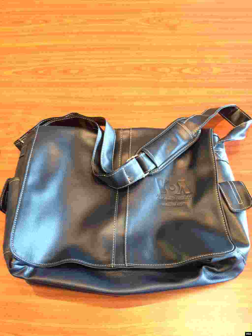 กระเป๋าสะพาย Messenger โลโก้วีโอเอ