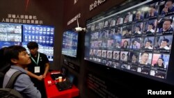 Teknologi pengenalan wajah diperagakan pada stand DeepGlint dalam China Public Security Expo di Shenzen, China, 30 Oktober 2017 (foto: REUTERS/Bobby Yip)