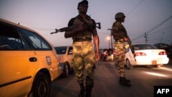 Des soldats de la 21e Brigade d'infanterie motorisée patrouillent dans les rues de Buea, région du Sud-Ouest du Cameroun, le 26 avril 2018.