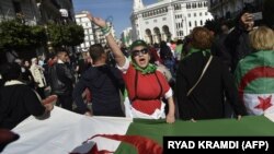 Les manifestants algériens crient des slogans lors de leur manifestation hebdomadaire anti-gouvernementale dans la capitale Alger, le 21 février 2020. (Photo: RYAD KRAMDI / AFP)