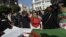Les manifestants algériens crient des slogans lors de leur manifestation hebdomadaire anti-gouvernementale dans la capitale Alger, le 21 février 2020. (Photo: RYAD KRAMDI / AFP)
