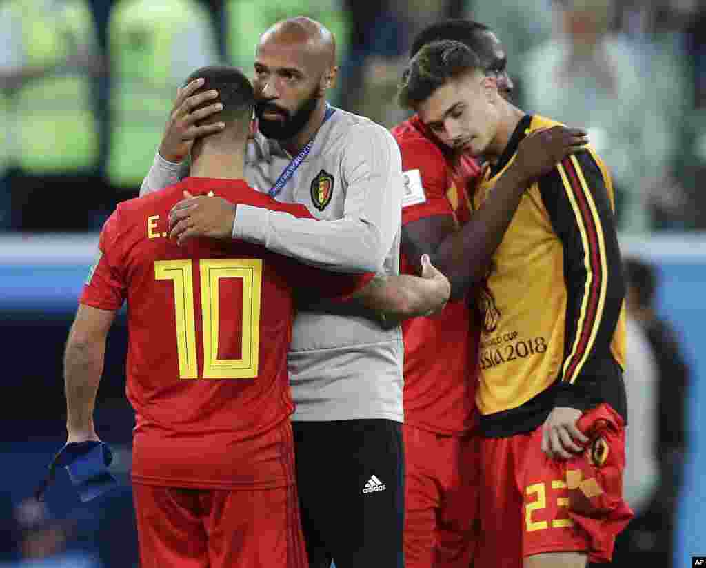 Asisten pelatih timnas Belgia Thierry Henry menghibur Eden Hazard di akhir pertandingan antara Perancis dan Belgia dalam babak semifinal di Stadion St. Petersburg, Rusia, 10 Juli 2018.