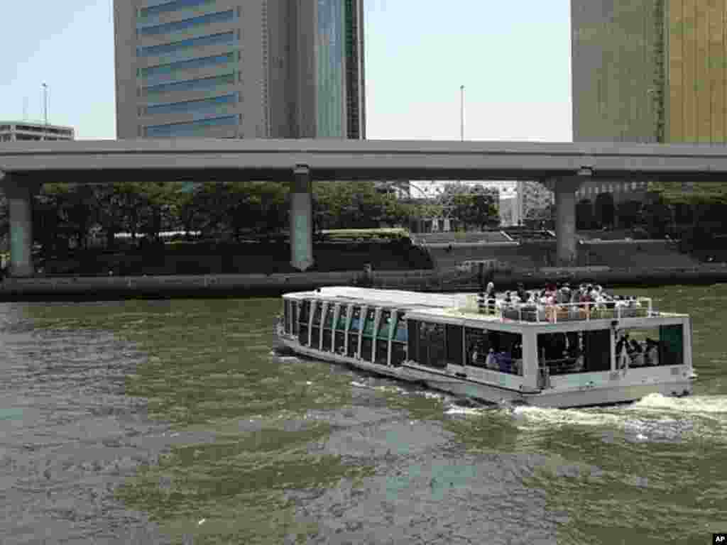 东京浅草区隅田川上的游轮