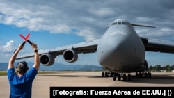 Un avión aterriza en la Base Aérea Soto Cano, Honduras con 62,000 libras de suministros médicos. [Fotografía: Fuerza Aérea de EE.UU.]