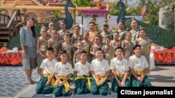 ທ່ານນາງ ໜອມ ທອງພະຈັນ ພ້ອມກັບນັກສິລະປະ San Diego Lao Heritage Foundation.