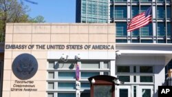 سفارت ایالات متحده در مسکو فقط ویزۀ دپلوماتیک و رسمی را صادر خواهد کرد.