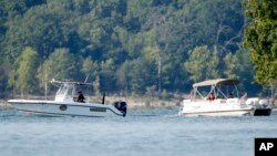 Les secouristes patrouillent dans la zone où un "duck boat" (bateau canard) a chaviré la nuit précédente, causant au moins 17 morts sur le lac Table Rock à Branson, au Missouri, 20 juillet 2018. 