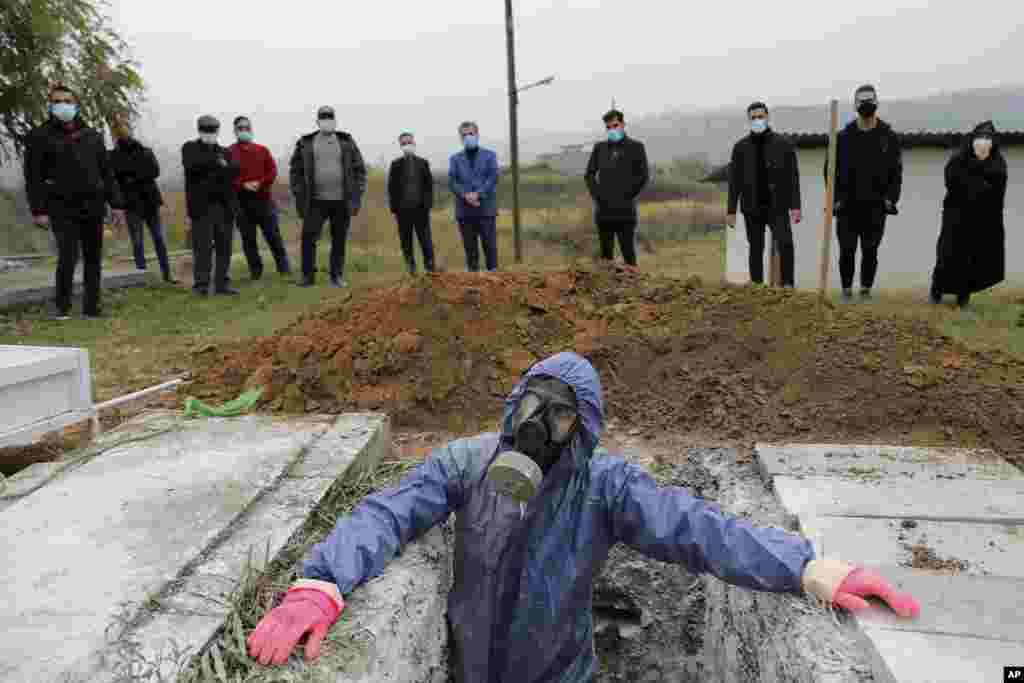 ہلاک ہونے والے افراد کے اہل خانہ کو بھی احتیاطی تدابیر پر عمل کی ہدایت کی جاتی ہے۔ اور رضا کار خود قبر میں میتوں کو اتارتے ہیں۔