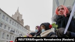 USA, Moscow, Participants form a human chain during a protest in support of jailed Russian opposition politician Alexei Navalny