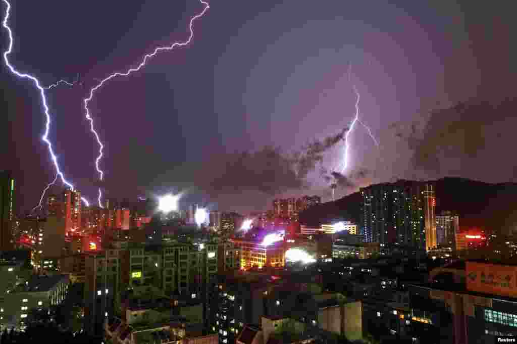 Kilatan halilintar di atas langit kota Zhuhai, Provinsi Guangdong, China.