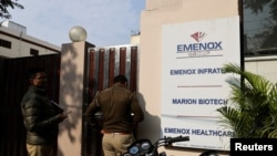 Polisi di pintu gerbang kantor perusahaan farmasi, Marion Biotech di Noida, India, 29 Desember 2022. Marion Biotech memproduksi obat batuk yang terkait dengan kematian sejumlah anak di Uzbekistan. (Foto: Anushree Fadnavis/Reuters)