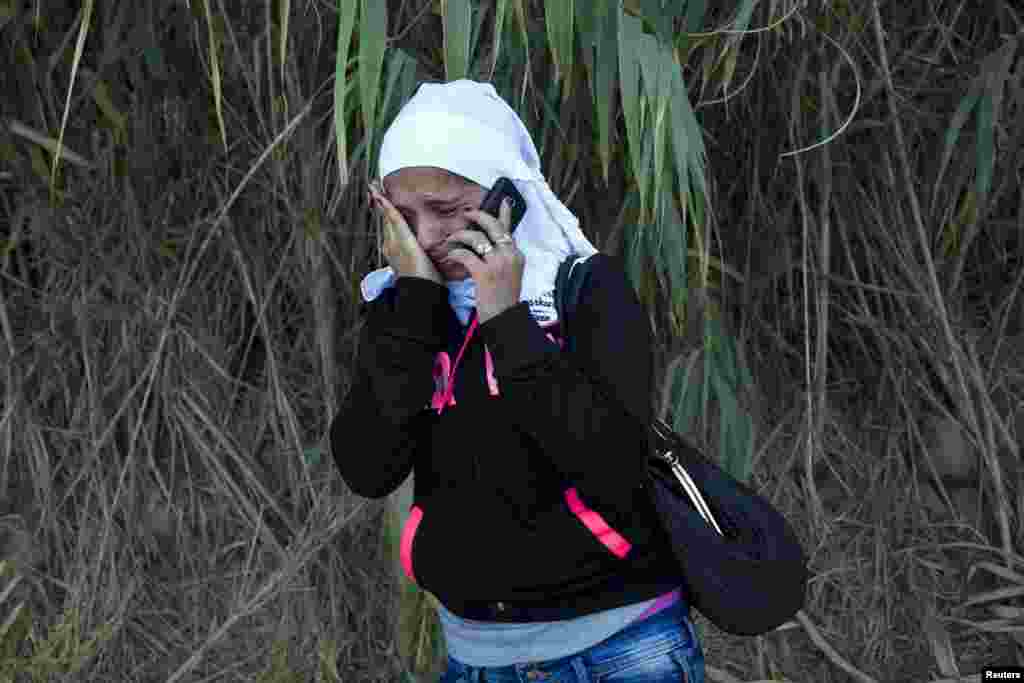 A Syrian refugee burst into tears while contacting her father in Syria to inform him that she arrived safely on a dinghy on the Greek island of Lesbos, Sept.11, 2015. (Reuters)