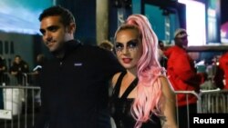 Lady Gaga dan Michael Polansky meninggalkan arena pertandingan Super Bowl LIV di Hard Rock Stadium, Miami Gardens, Florida, 2 Februari 2020.