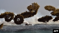 Kendaraan amfibi Marinir Korea Selatan melepaskan tembakan saat latihan gabungan AS dan Korea Selatan di pelabuhan Pohang, 30 Maret 2015. (Foto: dok.)