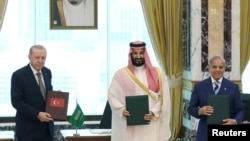 Rêberên Tirkîye, Erebistana Siûdî û Pakistanê li dema îmzekirina rêkeftina berevanîyê, 7'ê Tebaxê, 2026.